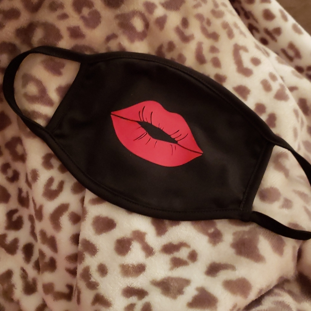 NWOT Face mask 😷💋